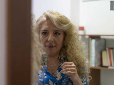 ...siamo accolti da Teresa Conforti, 53enne regista e autrice teatrale, direttrice del laboratorio